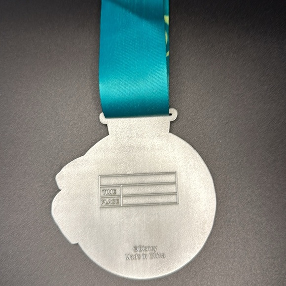 Disney Run Medal Princess Enchanted 10k 2019 finisher - Picture 5 of 6